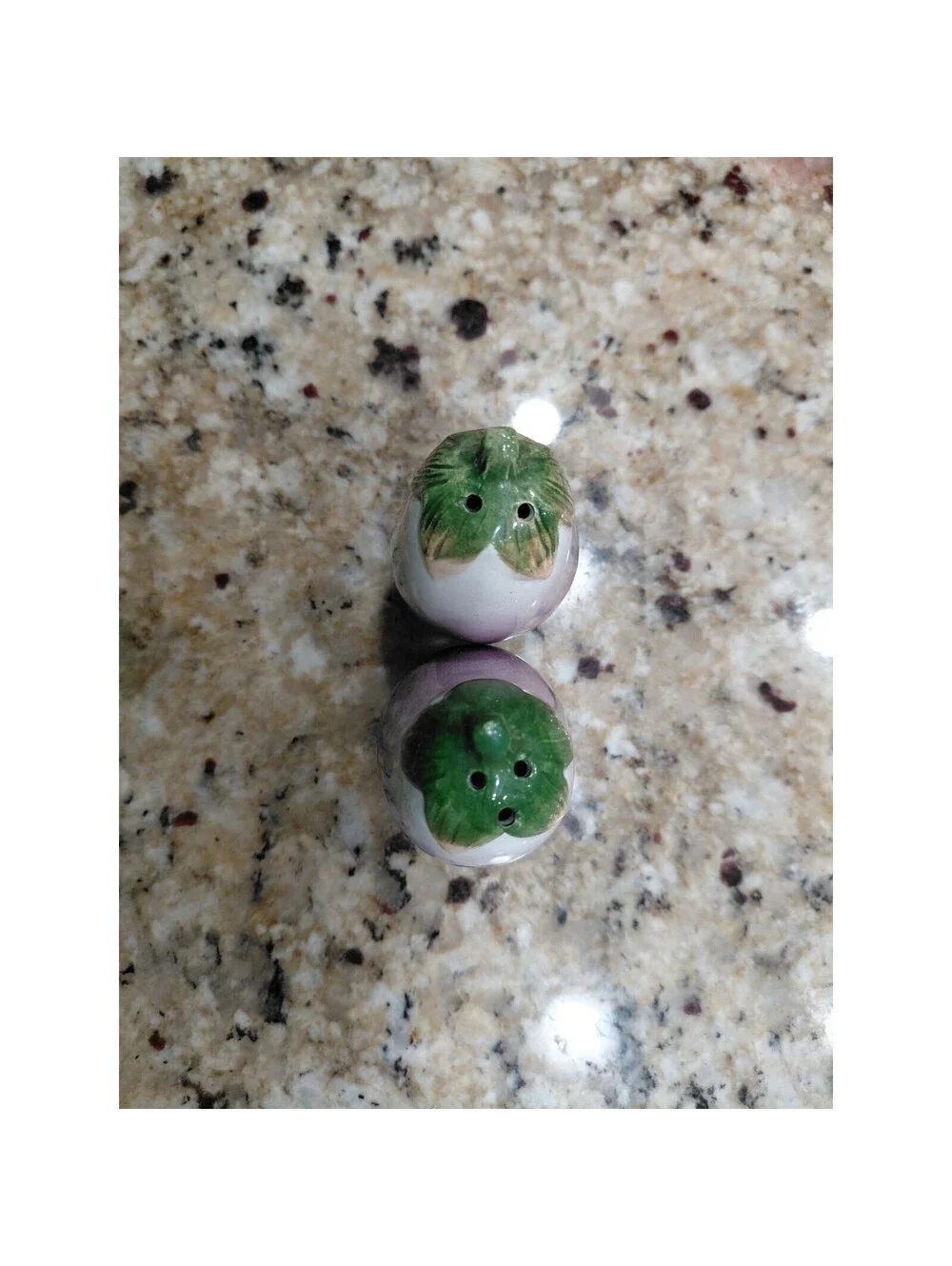 Salt and Pepper shakers, Eggplant design, Papel Corellanel L53922
